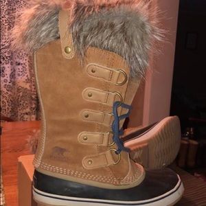 Sorel Joan of Arctic boots. Only worn 2 times.